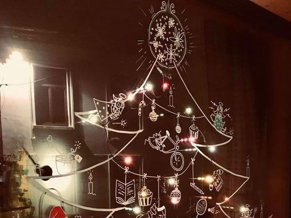 Kerstboom getekend op een raam Kerstboom getekend op een raam